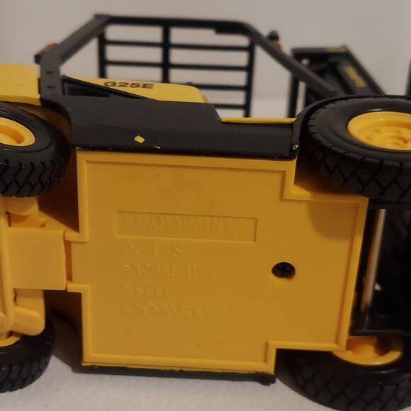 New Clover Daewoo Forklift G25E D25S 1/20 Diecast Model Construction Vehicle - Picture 6 of 6